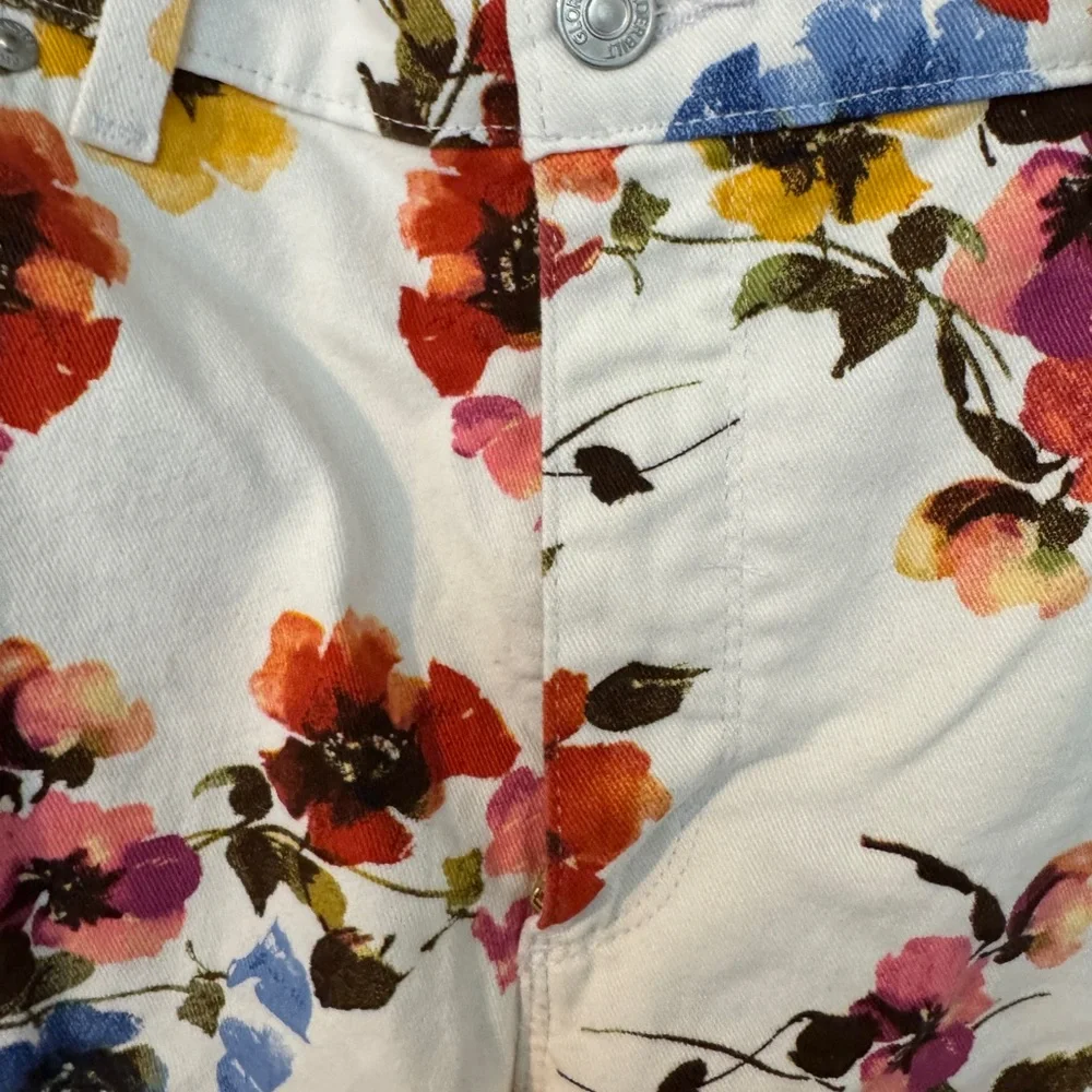 Gloria Vanderbilt White Floral High Waist Shorts - Picture 4 of 5